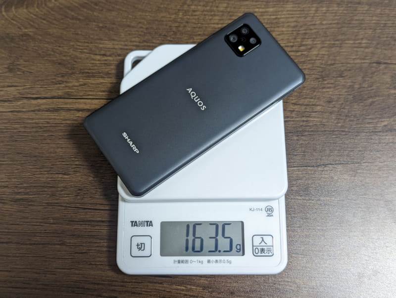 ガラスフィルムを貼ったので（sense5Gはカメラにもフィルム貼付済み）厳密には公平な比較ではないけれど、sense6の軽さはすごい