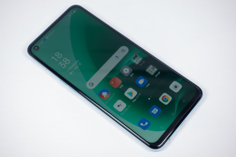 前面、約6.5インチのディスプレイとインカメラ