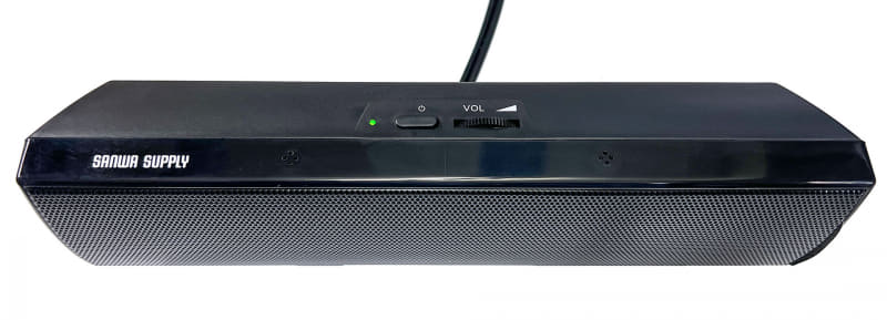 本体上部には電源ボタンとボリュームダイヤルがある。電源をオフにすると端末とのUSB接続が切断される。ボリュームは端末の音量とは個別に調節できる（というかスピーカーのボリュームを操作しても端末側のボリュームは変わることなく音量が上下する）。スピーカーの出力は最大出力は3W+3Wだが、端末側とスピーカー側のボリュームを両方最大にすると「うるさっ!!!」というレベルの音が出る。なお、やや見づらいがメーカーロゴの右側に2つあるのがマイク用の穴だと思われる。