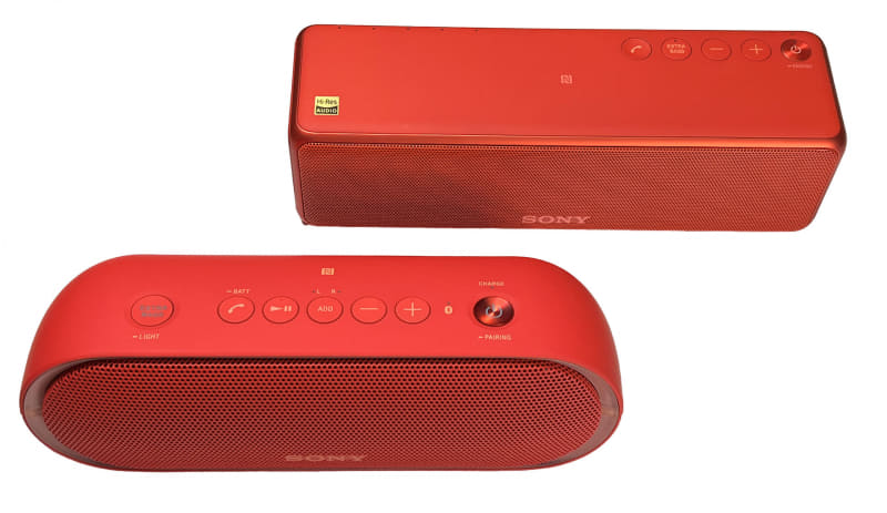 Bluetoothスピーカーはソニー製を使用中。手前が<a href="https://www.sony.jp/active-speaker/products/SRS-XB20/">「SRS-XB20」</a>、奥が<a href="https://www.sony.jp/active-speaker/products/SRS-HG1/">「SRS-HG1」</a>で、どちらも既に生産完了品だが、その高音質は現在でも健在でナイス。