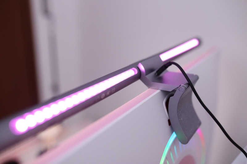 マグネット装着で上下に最大25度調整可能