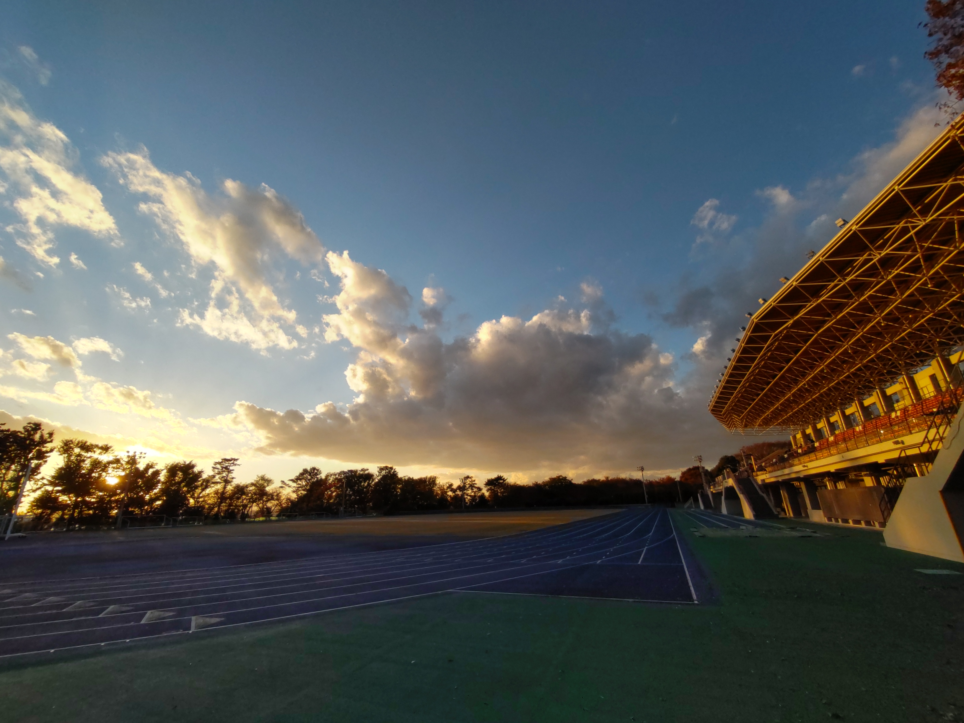 夕暮れのスタジアム。色づいた陽を浴びるメインスタンドの色合いが美しい。空の色、雲の立体感、そしてトラックを潰すことなく処理していて、ヒトの見た目に近い表現をしてくれた
