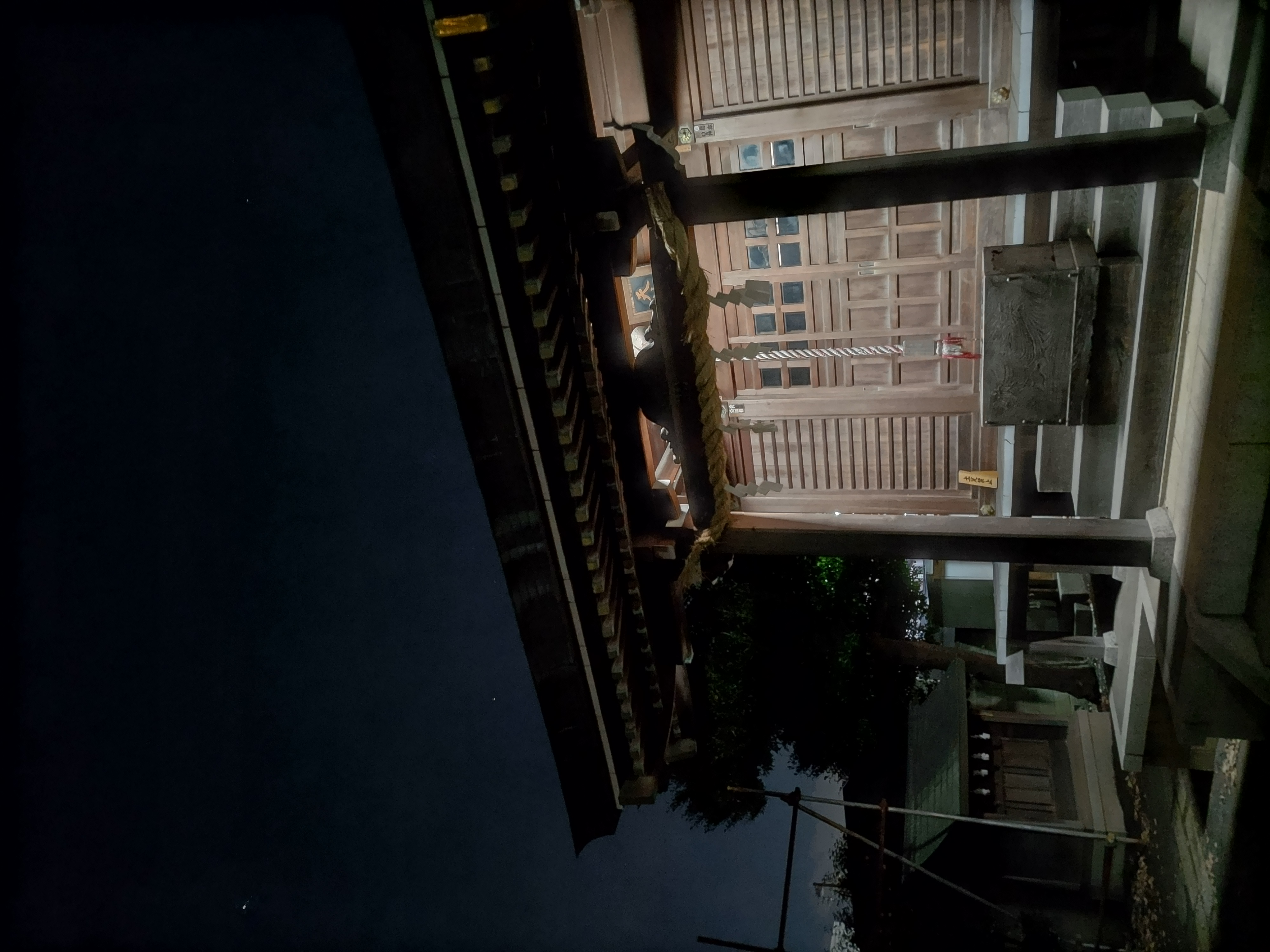 夜の寺社を撮ったカットだが、肉眼では真っ暗に見えた空にちゃんと星がいくつか写っていた。賽銭箱周りのディテールがISO 2479にしてはしっかりとしている