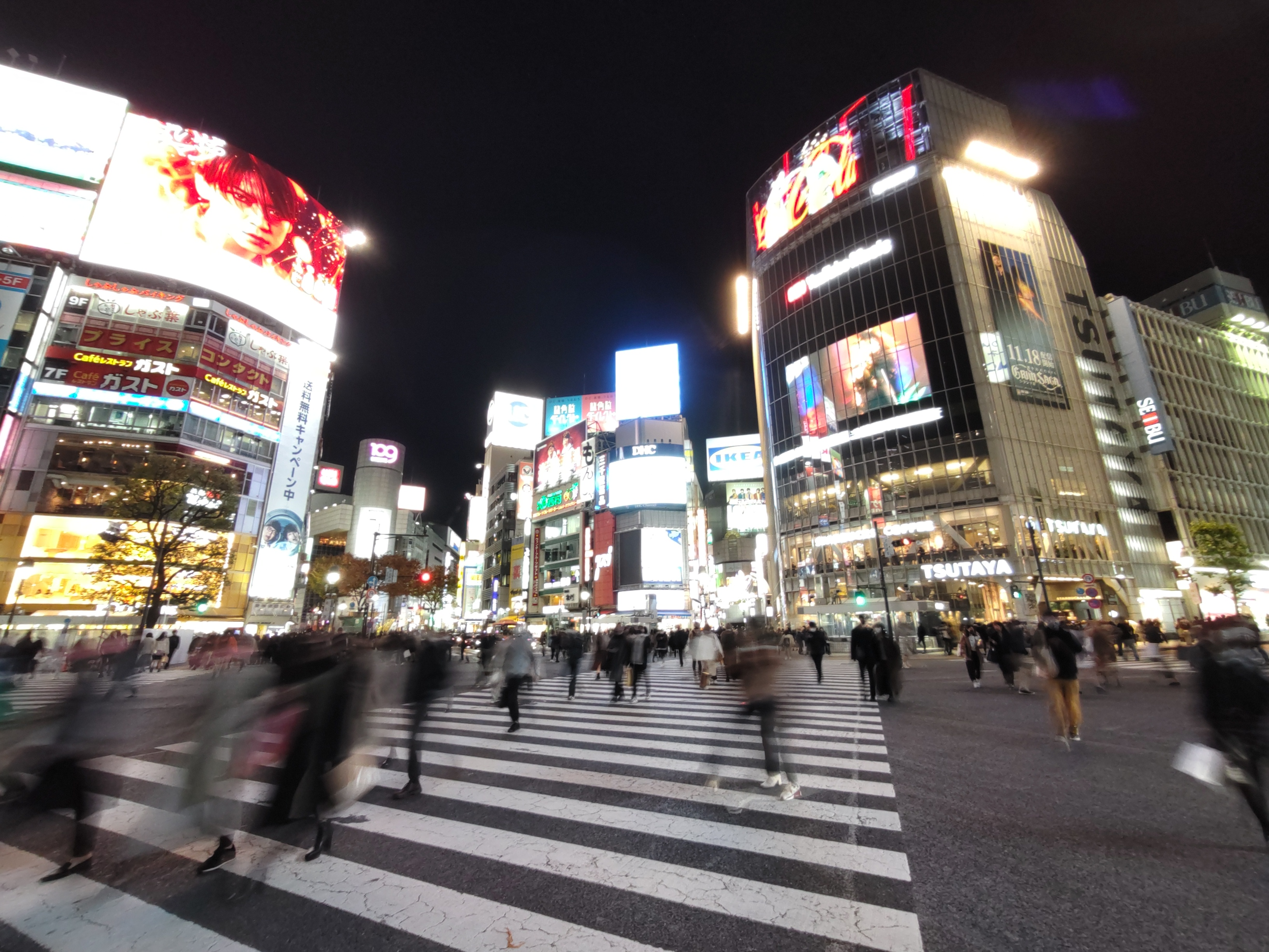 「マニュアル写真」モードを使いスローシャッターに設定して渋谷のスクランブル交差点を撮影。歩きながら撮ったが微ブレで済んだ。ホールド感が高いのでスナップショット時も安心である