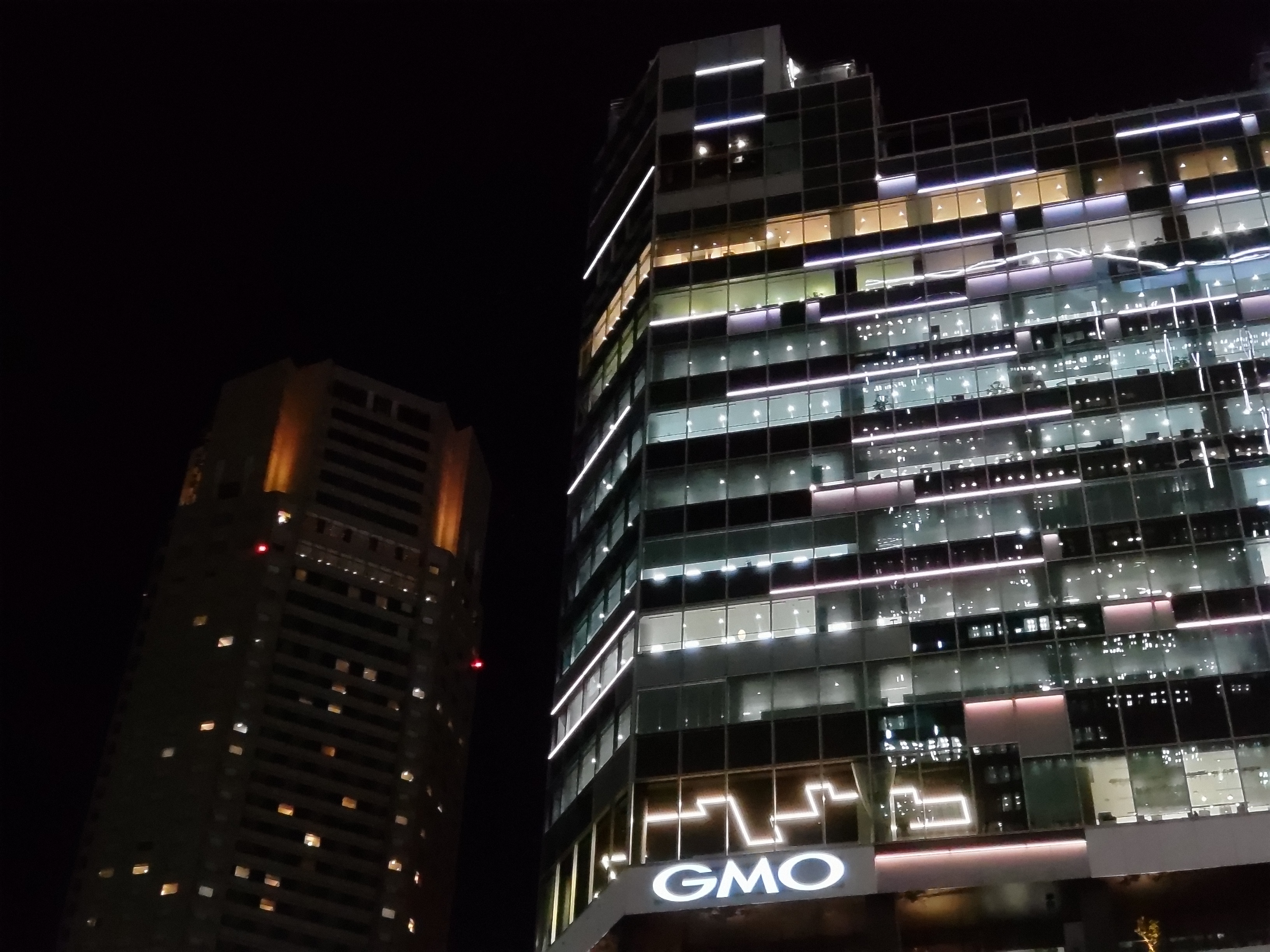 渋谷の夜景を望遠カメラで撮った。ISO 1626と感度が上がっているので、やや描写に精細感が欠けている。しかしながら端末上で確認するには十分な画質ではないだろうか