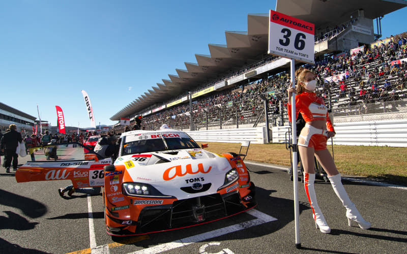 SUPER GTのシリーズチャンピオンを獲得した36号車 au TOM'S GR Supra（関口雄飛/坪井翔組）