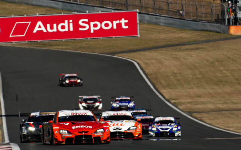 スタート直後、36号車は2位に上がる