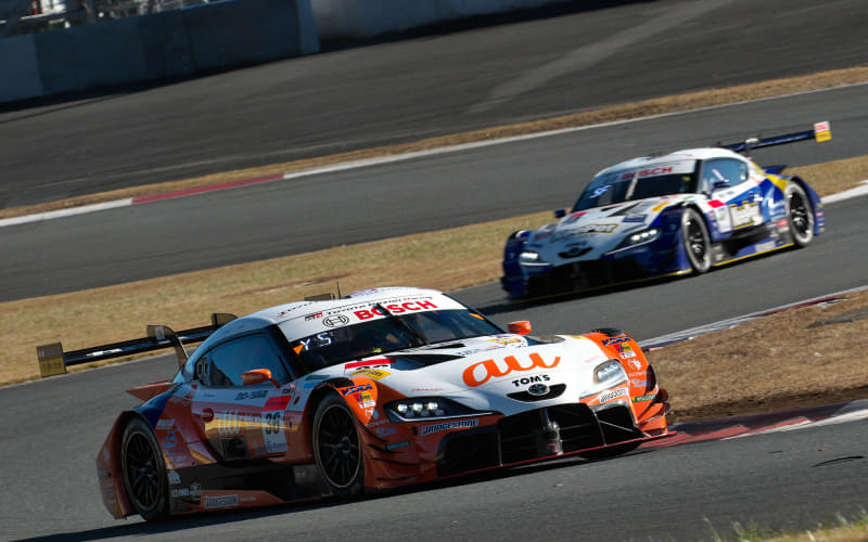 レース前半から36号車はトップに立った