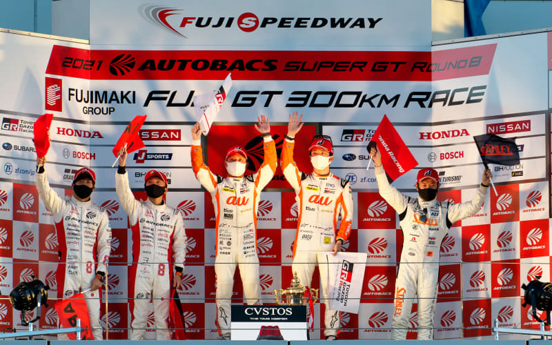 シリーズ表彰式。中央左が関口雄飛選手、中央右が坪井翔選手