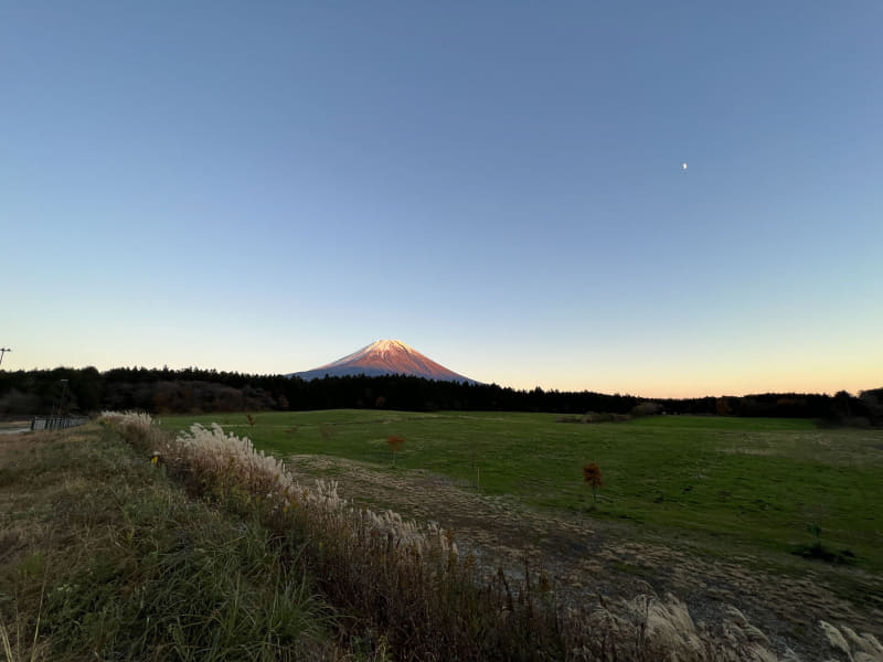 超広角レンズで撮影。上の富士山写真から15分後くらいに別の場所で。カメラ任せで撮っても時間帯や明るさを感じさせてくれる自然な見栄えになることが多い。