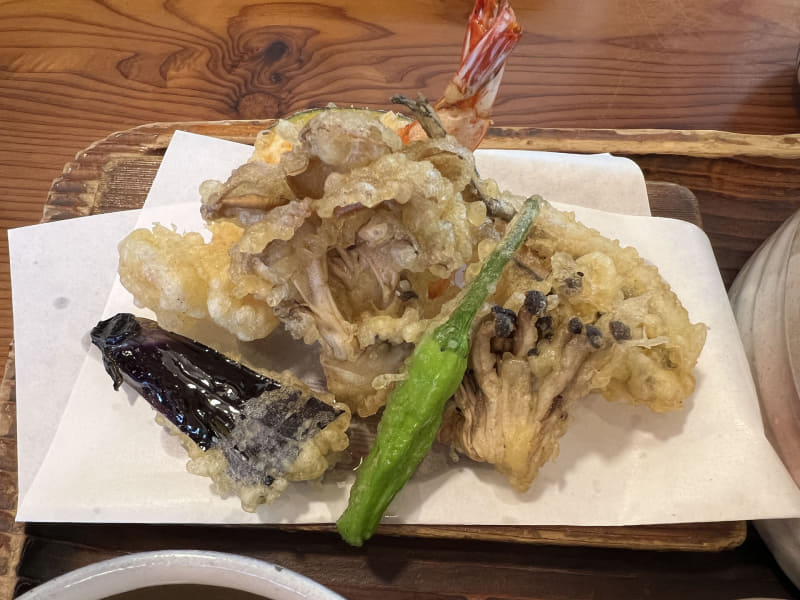 被写体に近づいていくと、カメラが超広角にスッと切り替わりつつデジタルズームが働いて画角を合わせ、マクロ撮影（被写体に近づいてピントを合わせる近接撮影）となる。