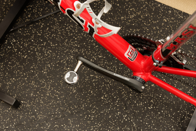 自転車のクランクに取り付けたところ。ちっちゃカワイイ