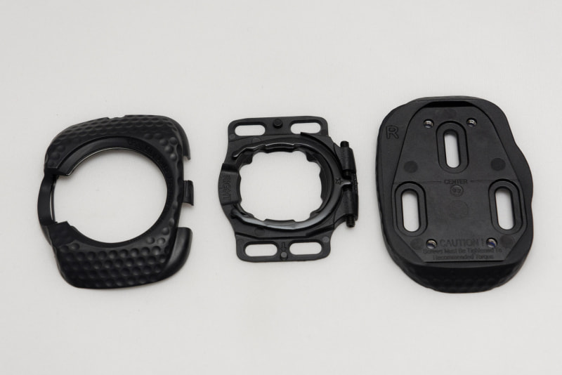 シューズ側に取り付けるクリートのパーツ。写真では3つだが、実際には左側のパーツの下にもう1つパーツがあるので、全4層構造という感じ