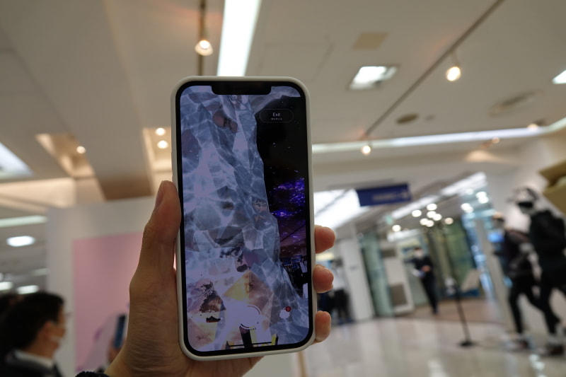 実際に体験した様子。画面越しの店内にはあるはずのない氷柱が出現