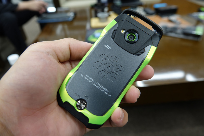 「G’zOne TYPE-XX」の背面デザイン