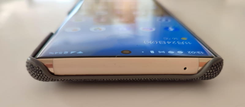 上下、片側面が開放構造の為、静電気で液晶画面に付着した細かな埃や塵は指先で擦ってスマホの表面外に放り出せる