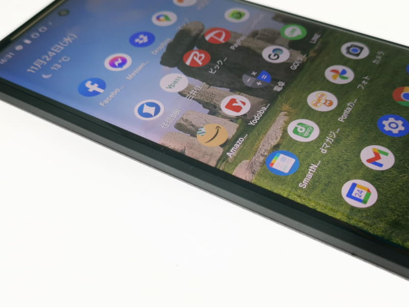 周囲を360度カバーするケースの場合は粘着性の細かな埃は擦っても取り切れず、スマホ本体とケースとの間の超細い溝に溜まってしまう