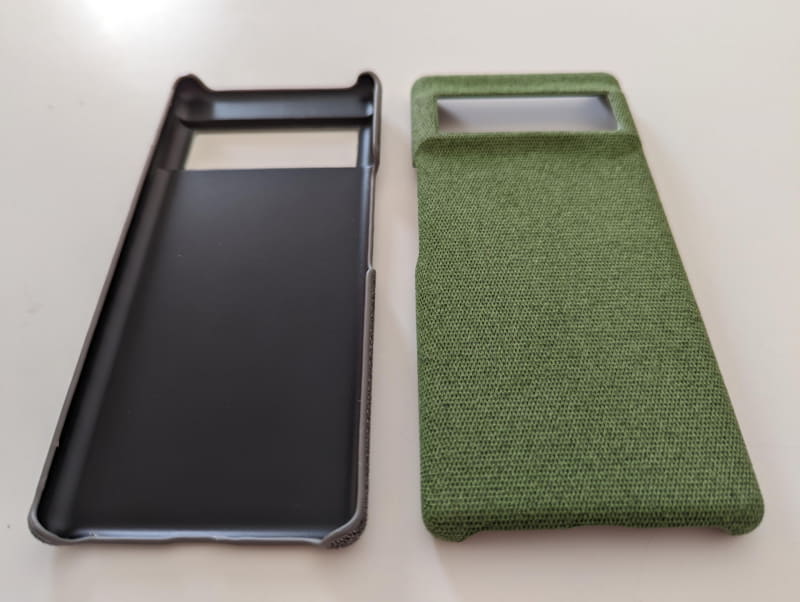 着色ガラスの様な背面が特徴のPixel 6 Proにはプラケースにファブリック張りのカバーが持ちやすく且つ安心だ