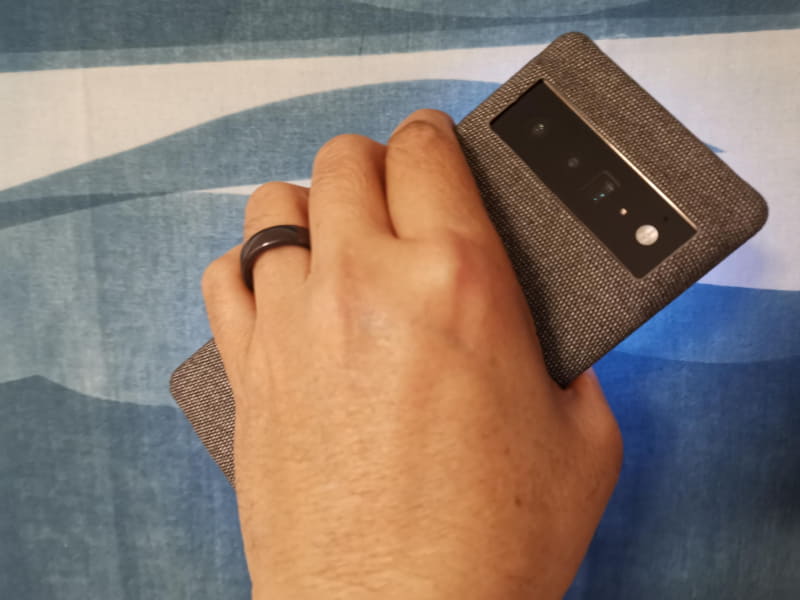 ファブリックのカバーなら手で握っている時もスリップ感が無く安心だ