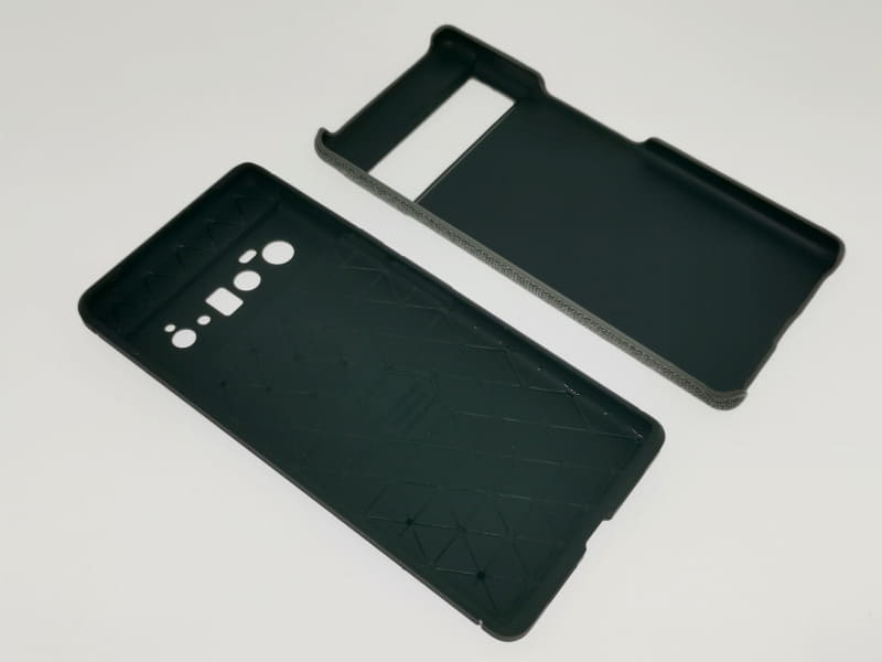 構造と造作上ファブリックケースは上下、片側面の一部が開放構造だ