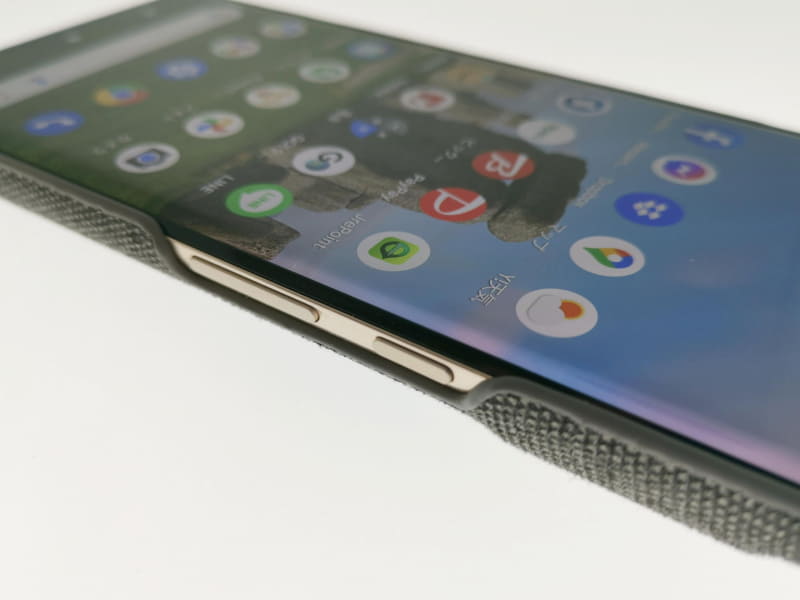 上下、片側面が開放構造の為、静電気で液晶画面に付着した細かな埃や塵は指先で擦ってスマホの表面外に放り出せる