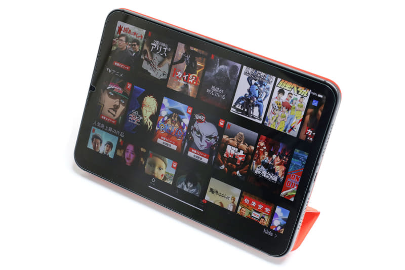 8.3インチという画面サイズもイイ。机上に立ててコンテンツや動画を見るなら「これじゃ小さい」とは思いにくい。ちなみに、一世代前のiPad mini 5と比べると、画面は7.9インチ→8.3インチと大型化した。でも本体サイズはほぼ変わらず、少し軽量化もされている