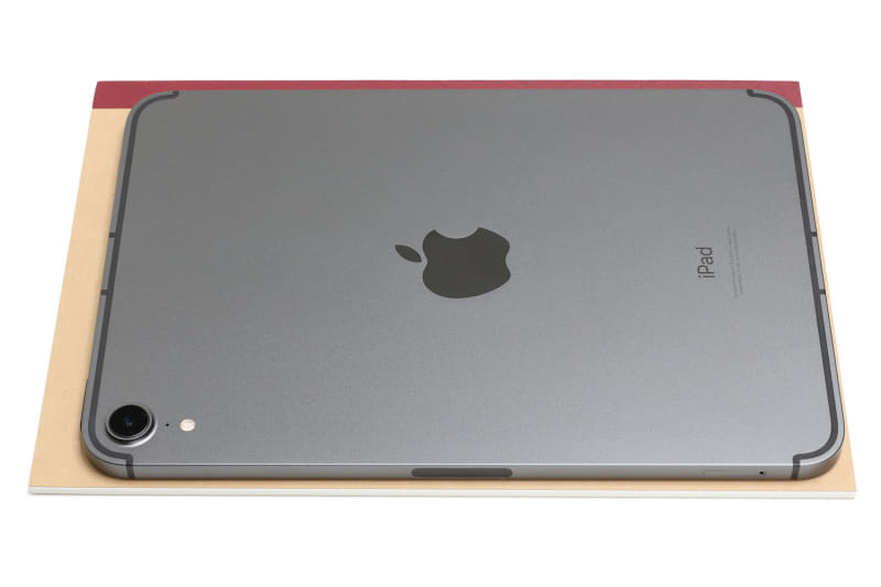 A5ノートの上にiPad mini 6を置いた様子。iPad mini 6のフットプリントはA5サイズより一回り小さい。「バッグを選ばないサイズ」であることも、iPad mini 6につい手が伸びる理由だったりする