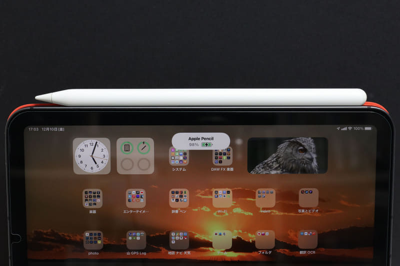 iPad mini 6は第2世代Apple Pencilに対応しており、ペンで操作や筆圧対応の手書きを行える。ペンはPad mini 6の横側にマグネットで吸着するが、その状態でペアリングおよび充電が行われる