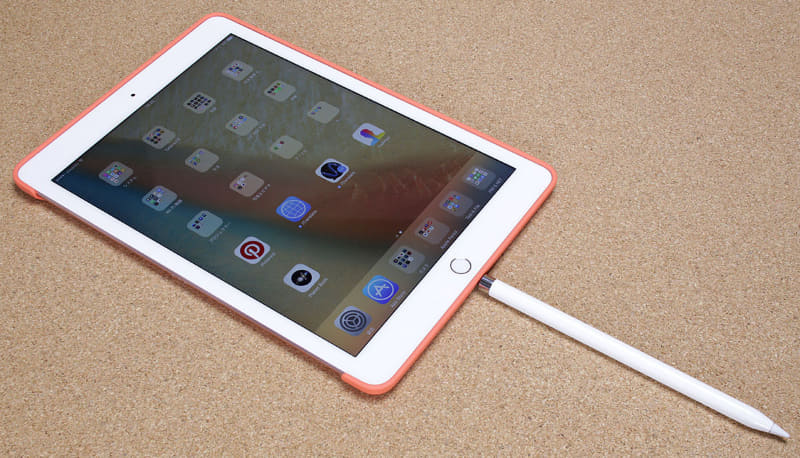 第1世代Apple Pencilはキャップを外してLightningコネクターに挿してペアリングおよび充電を行う。第1世代Apple Pencil付属の「Apple Pencil充電アダプタ」を使えば、USB-LightningケーブルでUSB充電できるが、このアダプタは小さいのでモバイルにおいては紛失の心配がある。第1世代Apple Pencilのキャップも小さいのでモバイルにおいて紛失の心配がある。第2世代Apple Pencilにはそういう違和感や心配がない