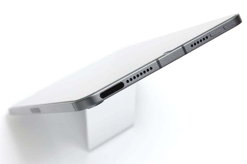 iPad mini 6の上部には電源ボタンとボリュームがある。電源ボタンはTouch IDのための指紋センサーを兼ねている。