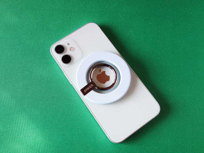 iPhone 12以降のMagSafe対応端末の背面に磁力で張り付きます。写真はiPhone 12 mini