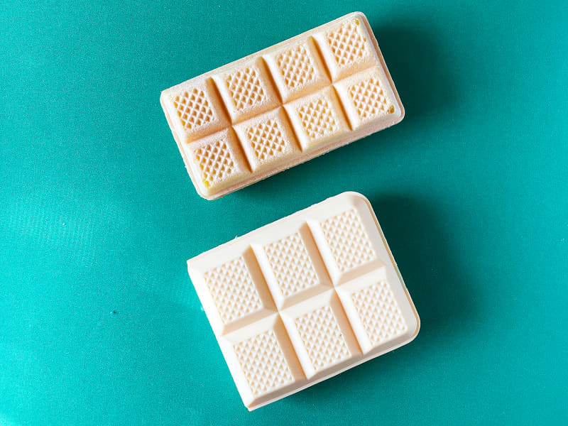 モナカアイス「モナ王」(本物)と「モナ王」モバイルバッテリー。