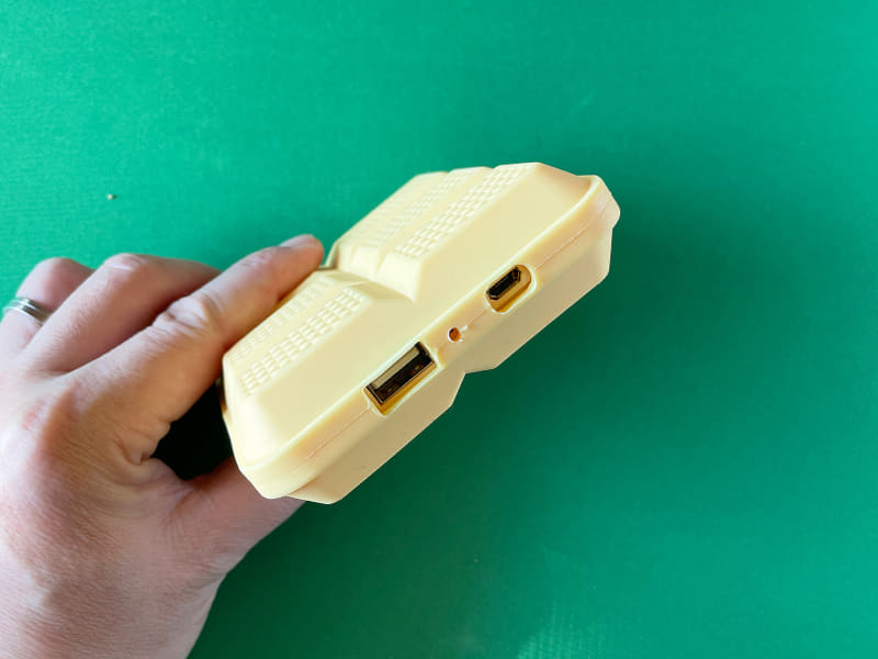 出力用にはUSB Type-Aポート、本体への充電はMicro USBを用います。真ん中の穴は確認用ランプ。