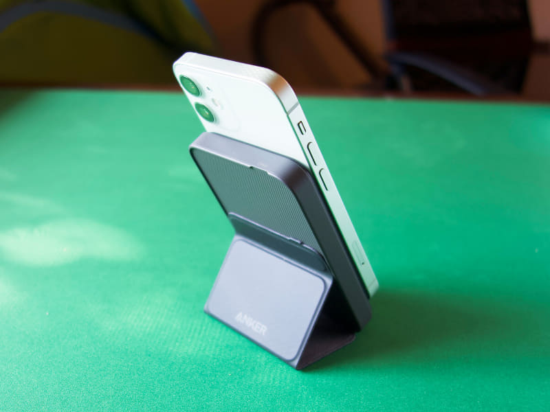iPhone 12 miniの場合、バッテリー側が少し大きいのではみ出る形になりますが、持つにせよスタンドにするにせよ気にならないサイズです。