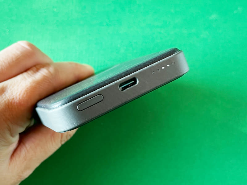 一見ふつうのモバイルバッテリー。事実USB-Cケーブルを接続すればモバイルバッテリーとしても使えます。