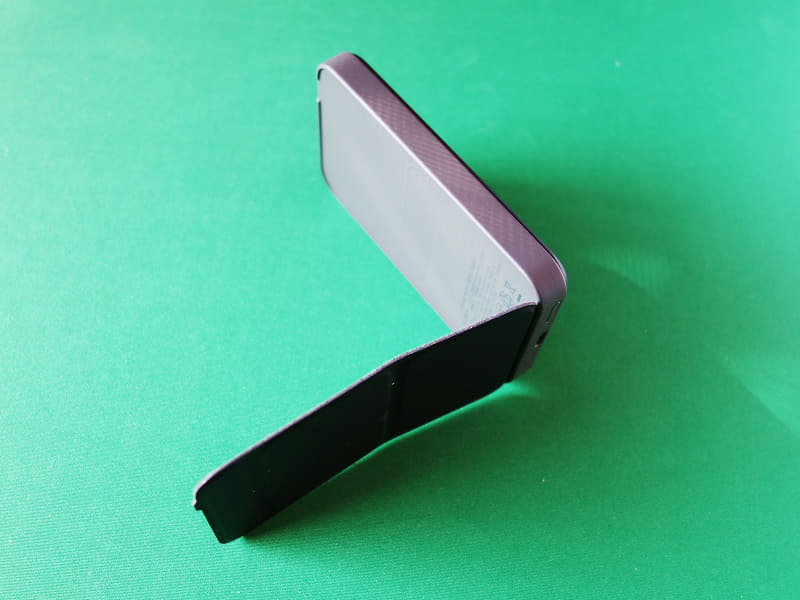 背面側の折りたたみカバーをこのように外して……