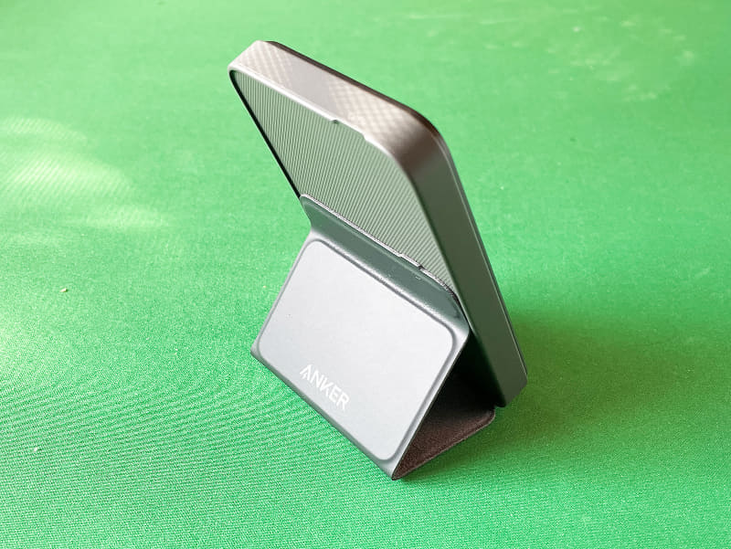 折りたたむことでスタンドになります。iPhoneをぺたりと貼り付ければ充電しながら使用できます。