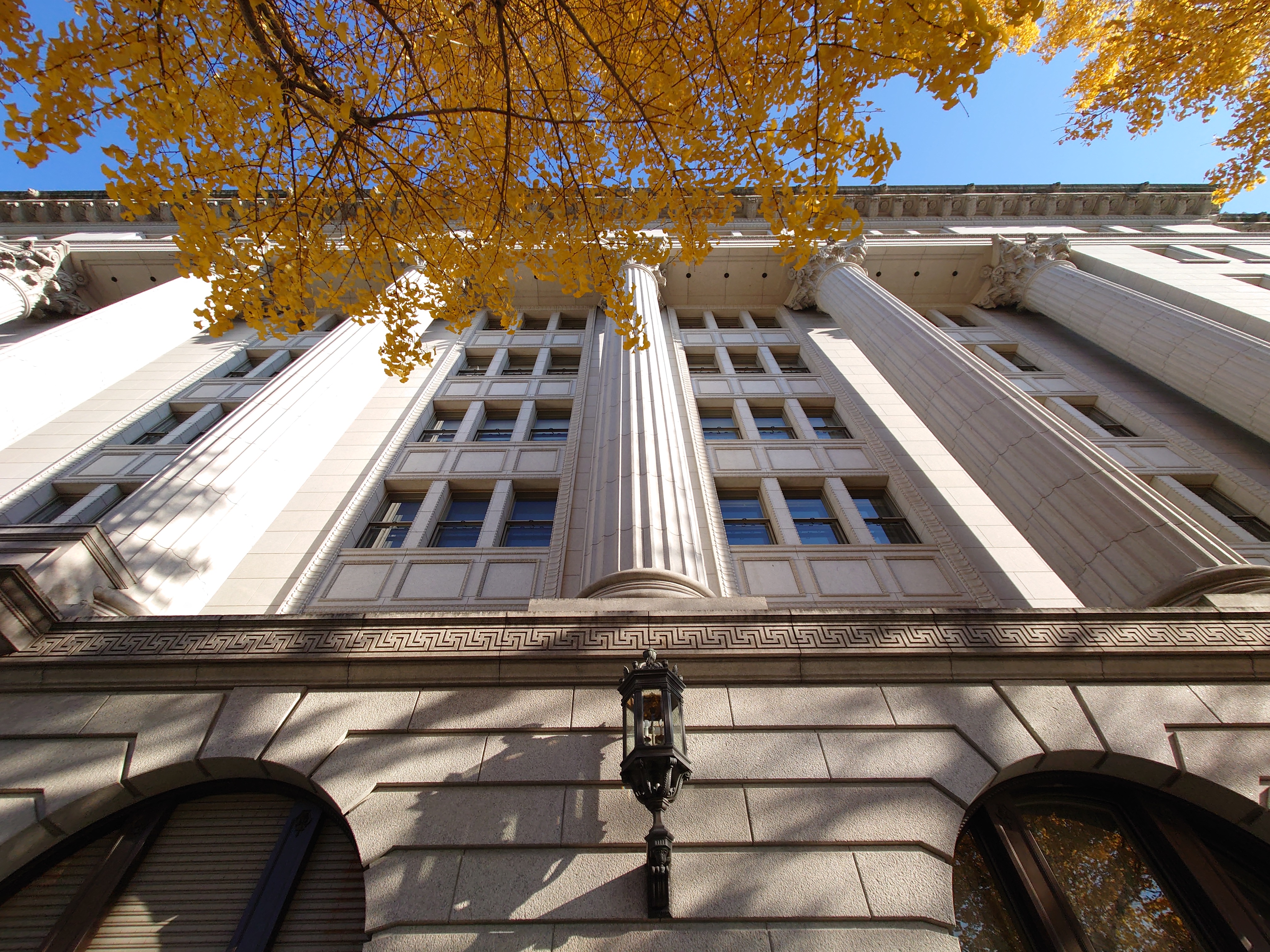 16mmの画質も良好だ。デジタル補正されたそれは直線が気持ちよくまっすぐに写る。肉眼で見た光景に近い色再現性も魅力だ