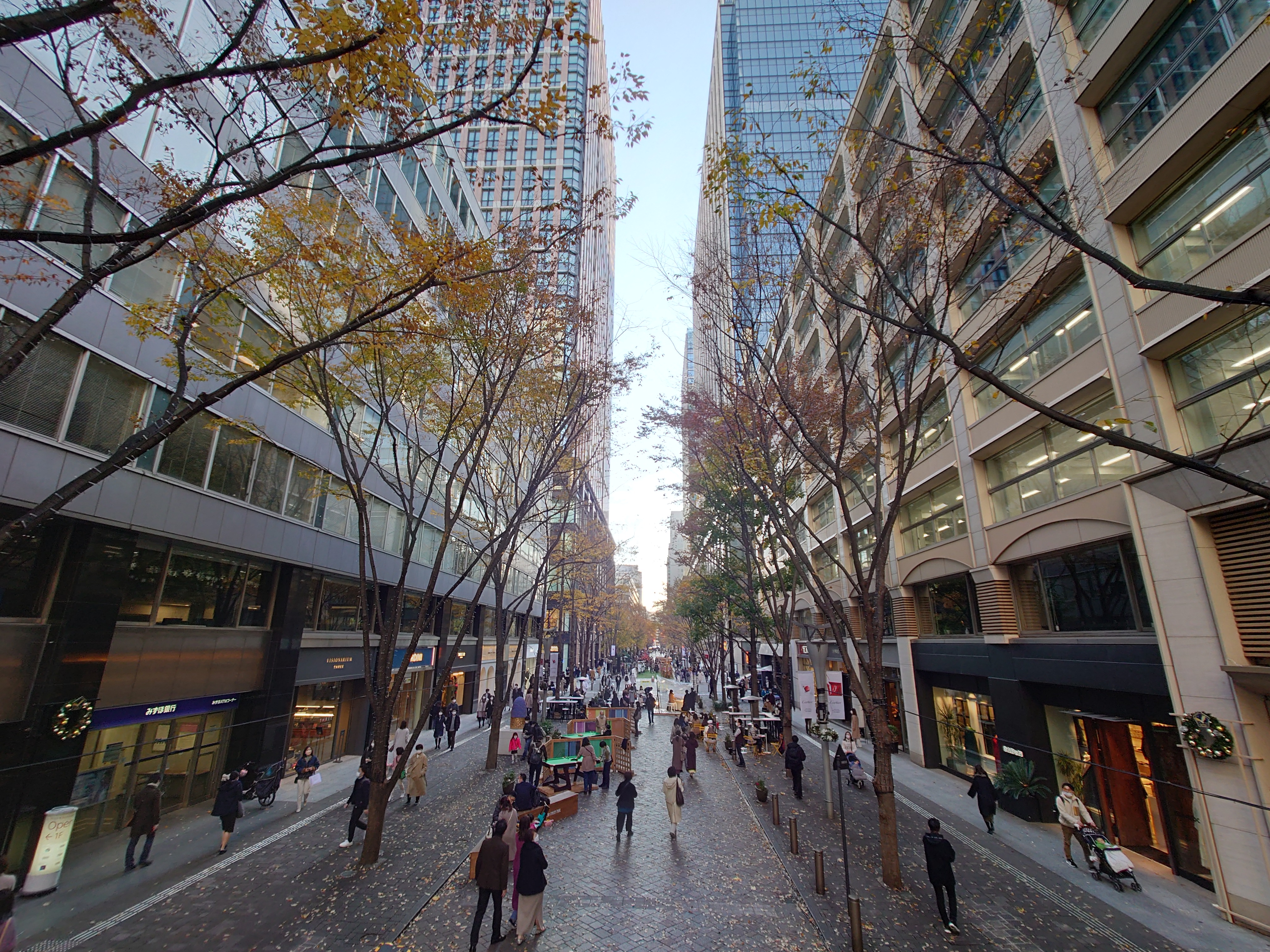 スマホカメラのトレンドであるウルトラワイドカメラだが、室内だけでなく風景やスナップでも有効だ。建物や窓、道路の直線をしっかりと写しとってくれた。カメラの切り替えスピードもまずまずに感じた