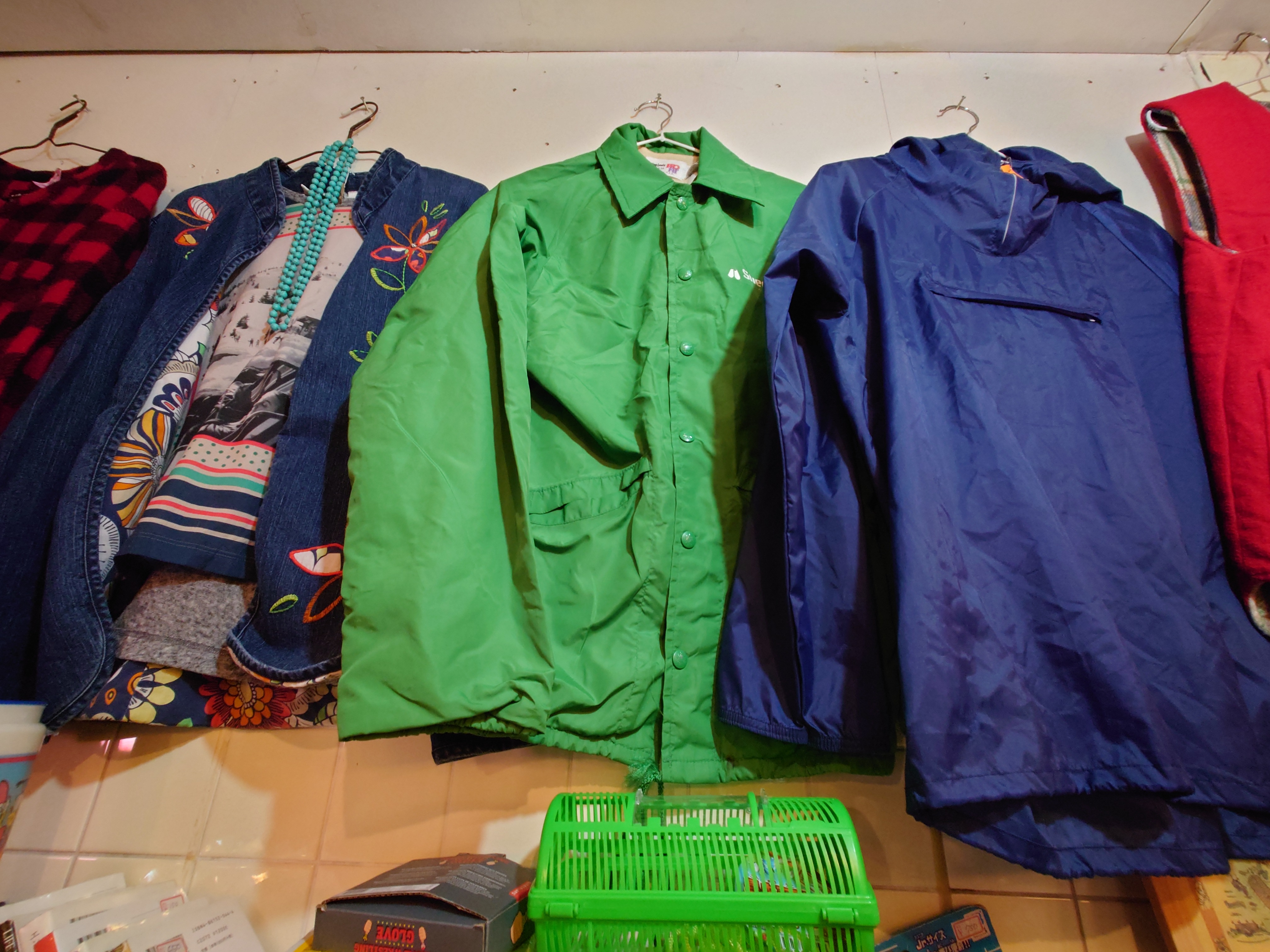 古着店内でのカット。さまざまな色温度の光源があったが、好ましい色合いに「Xperia PRO-I」はキャプチャーしてくれた。ISO 1000だがディテールとノイズ感も整っていてイイ感じだ