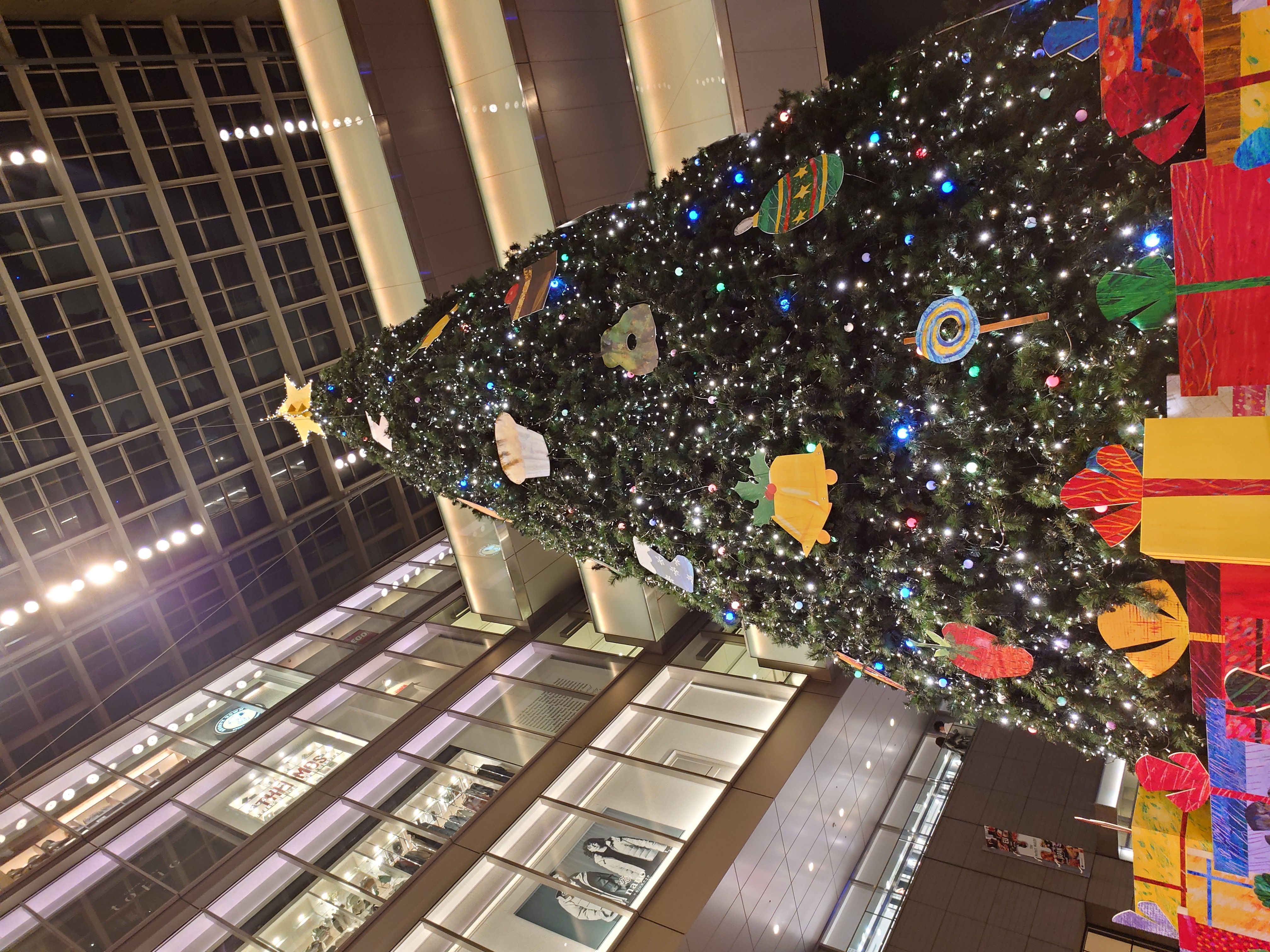 F4.0でショッピングセンター内のクリスマスツリーを撮影。こちらもオートホワイトバランスが好ましく、見た目に近い描写となった。ツリーの葉やLED部分の精細感もいい