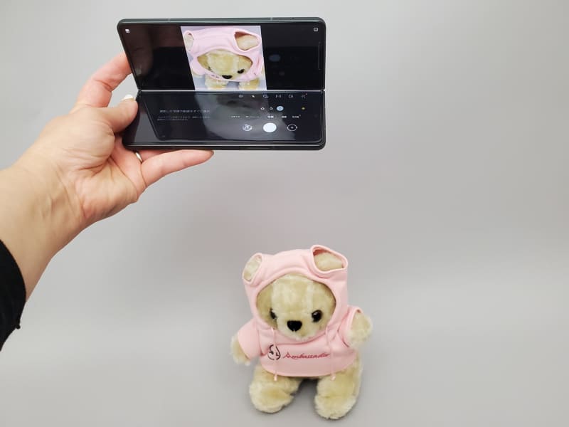 カメラレンズを下向きにして上半分をモニターとして利用。