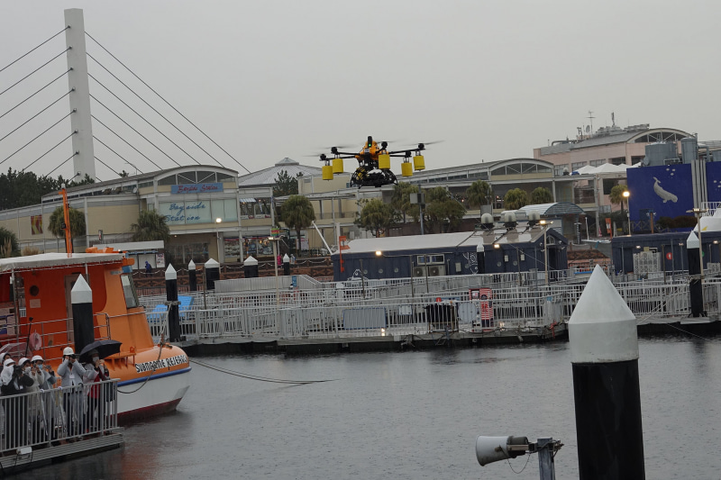 水上を飛行するドローン