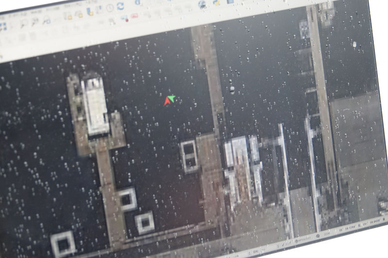 音波による相対位置測位画面。赤い印が水中ドローンの位置を示している