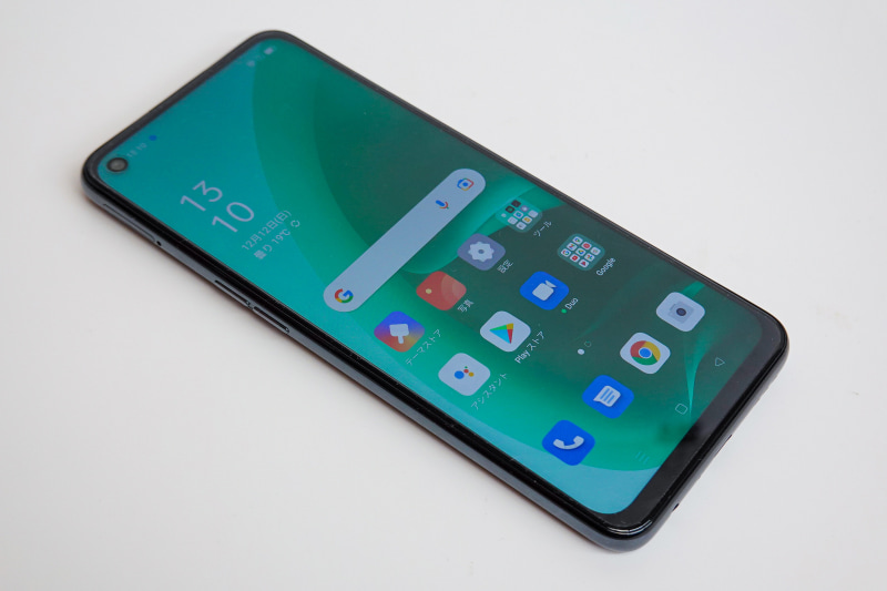 ディスプレイにはちらつきを抑え、なめらかな操作が可能な、リフレッシュレート90Hzに対応。パンチホール型のノッチに約800万画素（F値2.0）のフロントカメラを搭載する