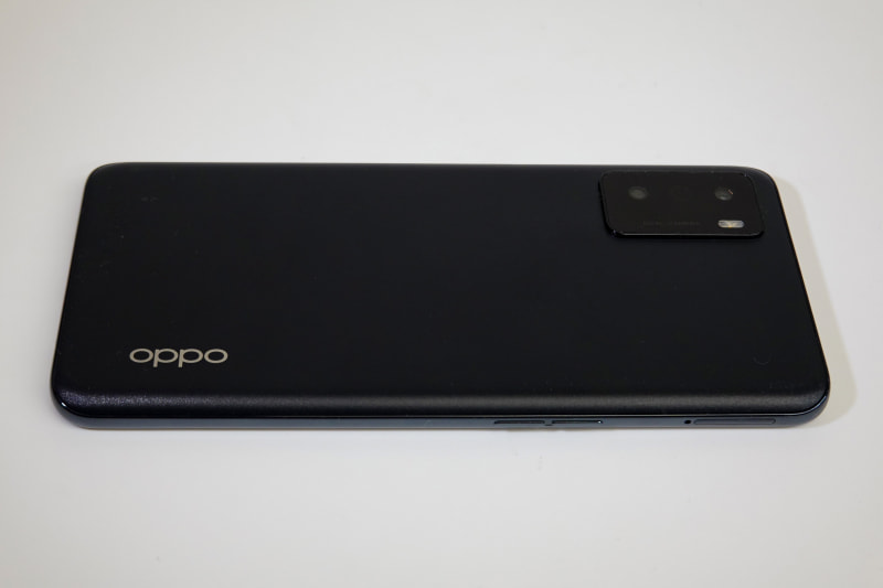 背面には汚れにくく滑りにくい、特殊な加工が施されている。手に馴染むとともに高級感のある仕上がりになっている