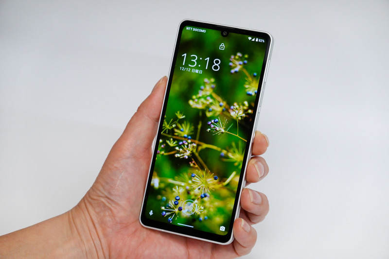 フレームにくぼみが設けられていて、指がかりが良い。幅70mmで厚さ7.9mm。手でぎゅっと握れるちょうどいいサイズ感だ