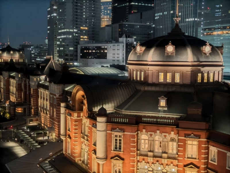 夜景望遠2倍。AIがシーンを自動認識し、標準だけでなく広角や望遠でも夜景がきれいに撮れる