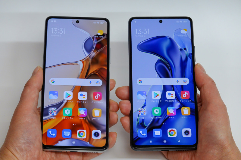 「Xiaomi 11T Pro」（左）と「Xiaomi 11T」（右）。指紋センサーは右サイドの電源ボタンと一体化されている