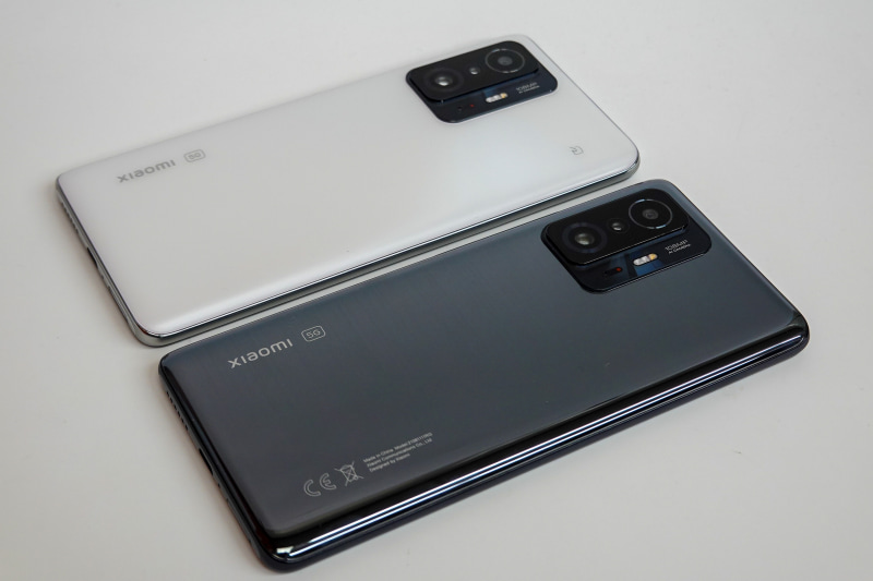 おサイフケータイを搭載する「Xiaomi 11T Pro」（上）にはFeliCaのマークがある